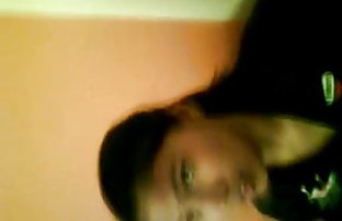 πορνό σεξ Η μικρή δεσποινίς με ενθουσιασμό αυνανίζεται το δονητή της νωρίς το πρωί