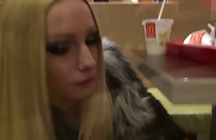 πορνό σεξ Προσεκτικά δημοσιεύτηκε ξανθός/ιά σε ένα κολάρο