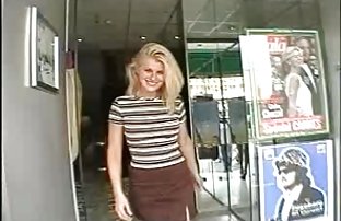 πορνό σεξ Μια σικ γκόμενα ποζάρει σε έναν καναπέ