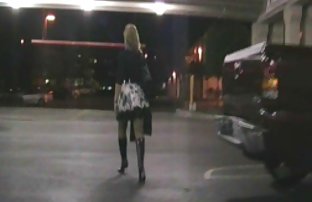 πορνό σεξ Κούκλα με μικρά κάθεται ηλιομπανιώματα ηλιοθεραπεία στη θάλασσα τόπλες