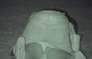 πορνό σεξ Το μωρό εισάγεται σε δύο τρύπες ταυτόχρονα