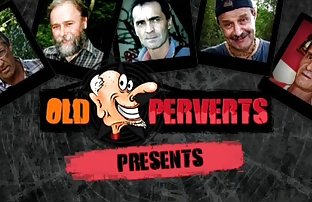 πορνό σεξ Μελαχρινή είχε μεταφερθεί μακριά από τον αυνανισμό στο ντους