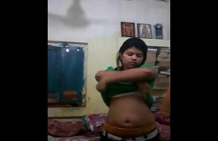 πορνό σεξ Λεπτές μελαχρινή νεοσσών χαϊδεύουν τα γράμματα