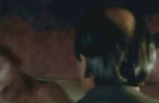 πορνό σεξ Ο γρήγορος κοντός πατήσαμε μια καυτή ξανθιά σε ένα κρέμασμα κρεβάτι