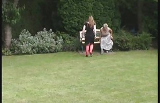 πορνό σεξ Γυμνές φιλενάδες που μιλούν στην παραλία