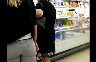 πορνό σεξ Ο λάγνος άντρας έβαλε το χέρι του στο τατουάζ της δαμαλίδας με κοντά μαλλιά.