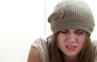 πορνό σεξ Μεθυσμένη Ζαν πηδάει με ένα σύντροφο ποτό στον καναπέ