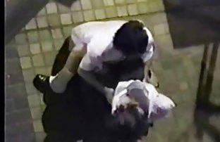 πορνό σεξ Ημι-γυμνό μοντέλο σε κάλτσες δίνει μια συνέντευξη σε ένα αντρικό περιοδικό