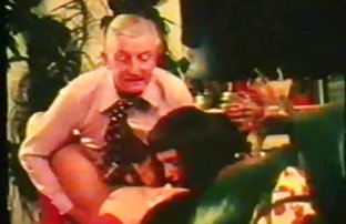 πορνό σεξ Δύο ώριμες babes πιπιλίζουν το πουλί ενός τύπου