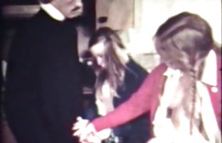 πορνό σεξ Μοντέλο με μικρή προτομή θέτει γυμνό σε ένα λατομείο άμμου