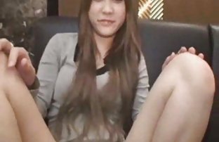 πορνό σεξ Δύο Ρωσική λεσβίες χαϊδεύουν ο ένας τον άλλον στον καναπέ