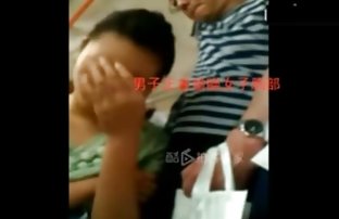 πορνό σεξ Ο όμορφος Σκότι κάθεται στο κρεβάτι και αυνανίζεται στο απολιθωμένο φαλλό του