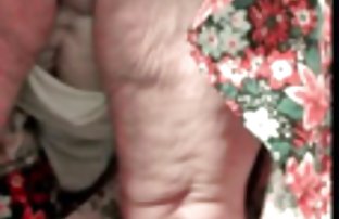 πορνό σεξ Μελαχρινή εξασκήθηκε στο κόκκινο