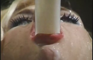 πορνό σεξ Ελκυστική μελαχρινή εγκαταστάθηκε στο κρεβάτι για να αυνανίζονται