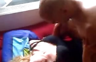 πορνό σεξ Το κορίτσι έβγαλε το κόκκινο εσώρουχό της και την χάιδεψε