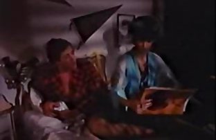 πορνό σεξ Χαριτωμένο Νίκι αυνανίζεται με ένα δονητή στο ντους