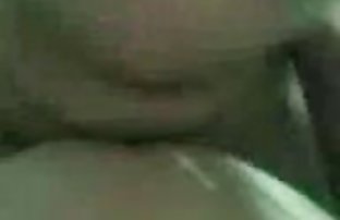 πορνό σεξ Η νεαρή ομορφιά ποζάρει από τη θάλασσα και δείχνει ένα στρογγυλό