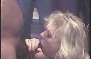 πορνό σεξ Κορίτσι με μια λευκή ρόμπα χλευάζει ένα λεπτό σκλάβος