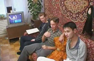 πορνό σεξ Το κάπνισμα σκύλα φτιαγμένο από ένα δεσμευμένο πόδι σκλάβος τραπέζι