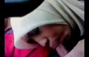 πορνό σεξ Το μοντέλο άφησε το λευκό φόρεμα της και έμεινε σε διαφανείς κάλτσες