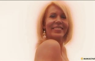 πορνό σεξ Ένας νεαρός ομοφυλόφιλος κάθεται στον καναπέ και αυνανίζεται το πουλί του