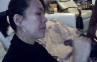 πορνό σεξ Μια κομψή ώριμη κυρία σε μπότες αυνανίζεται ένα σκλάβο δεμένο με ένα πουλί σχοινί με αυγά