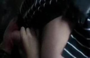 πορνό σεξ Ένα θηλυκό με ένα όμορφο πρόσωπο απολαμβάνει ένα ορυχείο