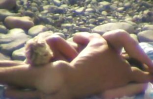 πορνό σεξ Ο τύπος πατήσαμε μια λεπτή μελαχρινή στο πρωκτικό στο τραπέζι της κουζίνας