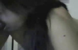 πορνό σεξ Λεπτή ζουμερό μελαχρινή ρίχνει μια κορυφή