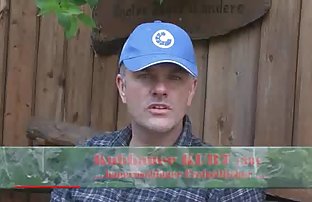 πορνό σεξ Ένας άντρας έκανε μια τρύπα στο ντους για να κινηματογραφήσουν ένα φίλο με όμορφα βυζιά