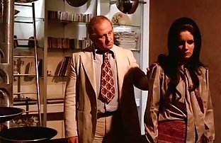 πορνό σεξ Η Μόνικα τραντάζεται από την κλειτορίδα στο μπάνιο