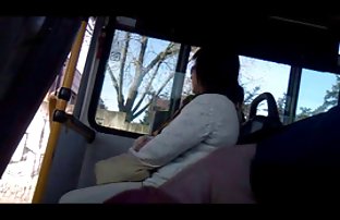 πορνό σεξ Φίλε, όπως ο Τίμπερλεϊκ, κάνει ένα νεαρό άντρα στο τραπέζι.