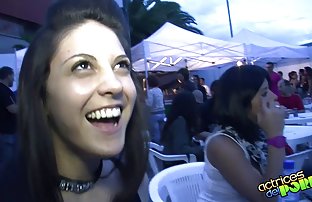 πορνό σεξ Κούκλα στο μαύρο ερωτικό κάλτσες χαϊδεύει τον εαυτό της με τα δάχτυλά της