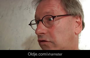 πορνό σεξ Μαυρισμένο κορίτσι παίρνει ένα ντους με την κοπέλα της