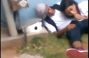 πορνό σεξ Ο τύπος ρουφάει τον τύπο και πηδάει την κοπέλα του μαζί.