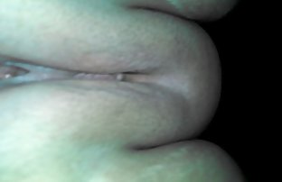 πορνό σεξ Ο έμπειρος κυνηγός με το χέρι του φέρνει το ψίχουλα στην έκσταση