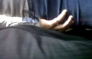 πορνό σεξ Δύο μεσαστικούς σε κάλτσες και κολάν έκαναν τον τύπο μια μέση βολή από ένα άτομο