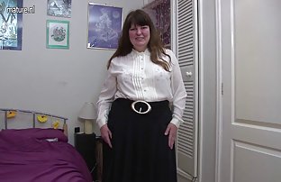 πορνό σεξ Serena στο μπάνιο γδύθηκε και να βάλει τα πόδια της