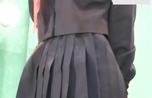 πορνό σεξ Μελαχρινή χρησιμοποιεί ένα στερεό