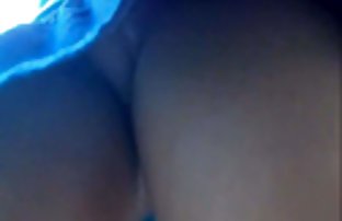 πορνό σεξ Η γκόμενα ξάπλωσε δίπλα στην πισίνα και χαϊδεύει το σώμα