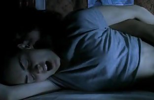 πορνό σεξ Ένα όμορφο κορίτσι με κοντή φούστα ευχαριστεί δύο παιδιά