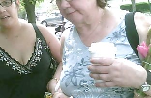 πορνό σεξ Ο ηλίθιος της ξανθιάς είναι γυμνός στο δρόμο και παίζει με το γράμμα