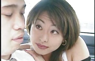 πορνό σεξ Το κορίτσι τρίβει το γυμνό σώμα της με λάδι και κείτεται στο πάτωμα