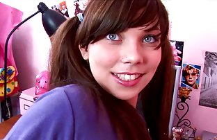 πορνό σεξ Λεπτό μωρό Λέσλι ποζάρει από το παράθυρο και χαϊδεύει το στον καναπέ