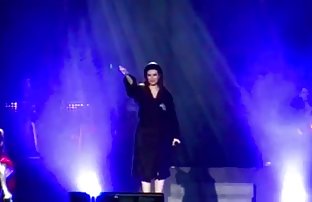 πορνό σεξ Η Μάντι έδωσε τον εαυτό της σε μια ολόκληρη ομάδα τύπων.