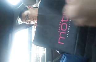 πορνό σεξ Ώριμες γυναίκες προσκάλεσαν ένα γείτονα να επισκεφθεί και άρχισε να τον αποπλανήσει