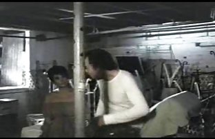 πορνό σεξ Το διεφθαρμένο παλικάρι έδωσε τον εαυτό του σε λάγνες ερωμένες σε λατέξ