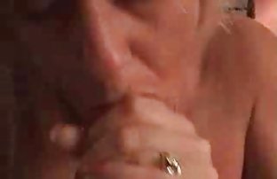 πορνό σεξ Η Τατιάνα πηδάει με ένα πλήθος αντρών στο δάσος.