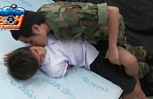 πορνό σεξ Ο νεαρός φιλελεύθερος ικανοποιήθηκε με ένα δονητή