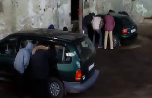 πορνό σεξ Δύο άνδρες στο λεωφορείο fuck ένα busty γερμανική γυναίκα για τα χρήματα